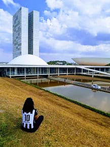 Jovem observa o Planalto Central. Um texto que fala sobre influência da Imprensa na Política.