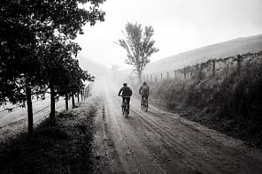 Dois amigos caminhando de bicicleta. Um texto sobre amizade.