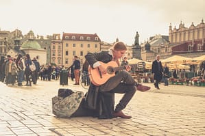 E a melodia, como a amada,que se sente amada descansa agora em seus braços