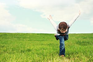 Menino corre feliz. Um poema sobre aproveitar a vida.