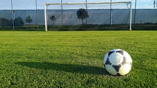 Um campo de futebol. Um poema sobre uma tragédia.