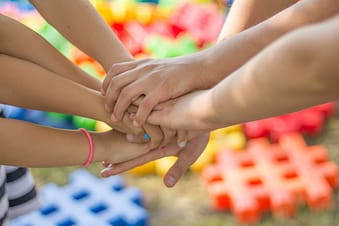 Mãos em união.. A importância de se refazer, de estar sempre aprimorando o sistema educacional numa atividade conjunta.