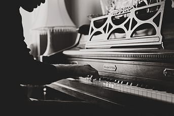 A bela imagem de um pianista e o piano. Um texto sobre a persistência.