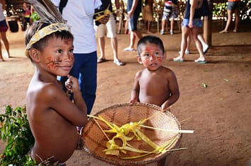 Pequenos indígenas. Cerca de 3,5 milhões de índios habitavam o Brasil na época do descobrimento.