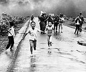 Vietnam. Crianças correm de bombardeio.