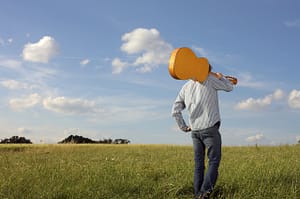 Um homem com o violão. Divulgue a sua obra.