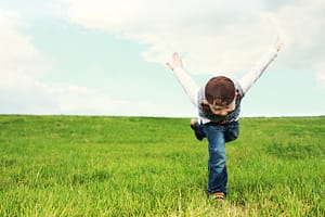 Menino corre feliz. Um poema sobre aproveitar a vida.