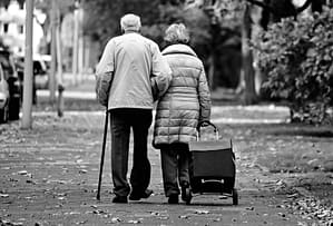 Um casal de idosos caminhando. As estações da vida.