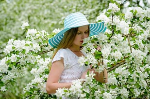 A beleza entre as flores. Na poesia, os sentimentos que alguém provoca quando passa.