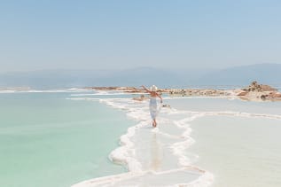 Caminhando na praia. Um poema sobre transformar se deixar transformar.