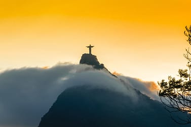 Rio de Janeiro. O calor insuportável e a crescente violência numa charge criada por Inteligência artificial.