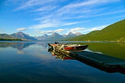 Um barco em um lago.. Neste poema, a beleza que existe é um motivo para não desistir.