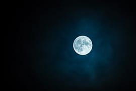 A lua. Um texto em homenagem aos velhos seresteiros de Iaçu, Bahia.