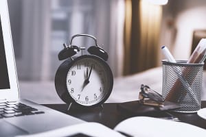 Despertador. Um poema do dia a dia, em poucas palavras.