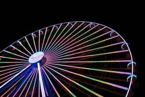 Roda gigante. Um texto sobre a chegada dos parques itinerantes nas pequenas cidades.
